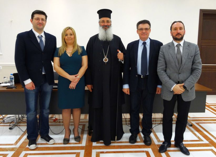 Από αριστερά: Ο δικηγόρος Ηλίας Ακίδης,</br>η, δικηγόρος- εισηγήτρια, Πολυχρονία Τσαγκούρια,</br>ο Σεβασμιότατος Μητροπολίτης Αλεξανδρουπόλεως κ.κ. Άνθιμος,</br>ο Αντιπεριφερειάρχης Π.Ε. Έβρου Δημήτριος Πέτροβιτς,</br>ο Πρόεδρος του Δικηγορικού Συλλόγου Αλεξανδρούπολης</br> Ιωάννης Ζαμπούκης
